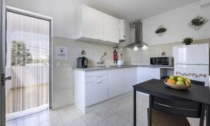 Fridge, microwave, coffee/tea maker, electric kettle - Apartments for 3 People (Vila Real Santo Antonio)