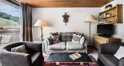 Lou Rei 408: Bright and Comfortable Living Room With Open Kitchen