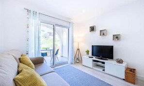 Living area - Apartment Near Praia de Centeanes Beach (Lagoa)
