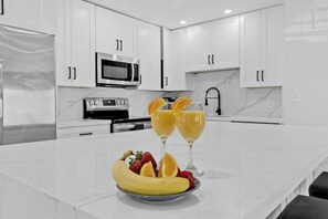 Private kitchen - Chic Pompano Getaway - Pool, Beach & Pickleball (Pompano Beach)