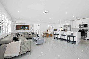 TV - Chic Pompano Getaway - Pool, Beach & Pickleball (Pompano Beach)