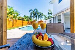 Pool - Chic Pompano Getaway - Pool, Beach & Pickleball (Pompano Beach)