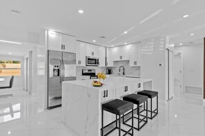 Private kitchen - Chic Pompano Getaway - Pool, Beach & Pickleball (Pompano Beach)