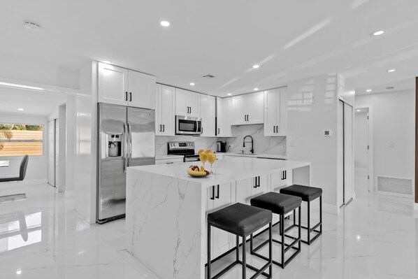 Private kitchen - Chic Pompano Getaway - Pool, Beach & Pickleball (Pompano Beach)