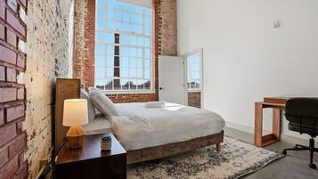 2 habitaciones, escritorio, tabla de planchar con plancha y wifi