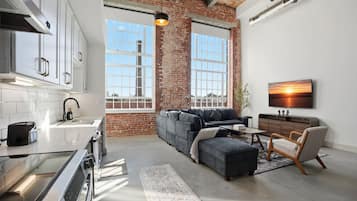 Jääkaappi, liesi, astianpesukone, kahvin-/teenkeitin