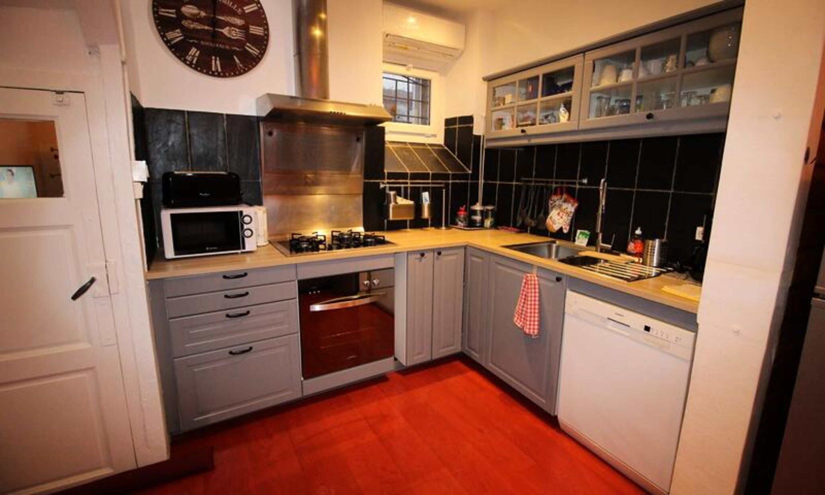 Fridge, microwave, oven, coffee/tea maker