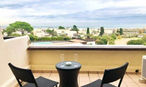 Outdoor dining - Holiday Home in Port Nature With Sea View (Agde)