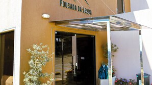 Der Eingang eines Gebäudes mit dem Schild 'Pousada da Serra'.