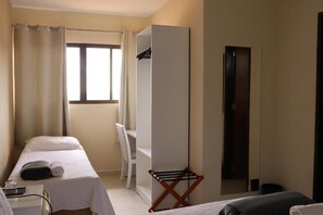 Escriptori, planxa i posts de planxar i wifi gratuïta 