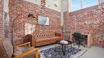 Televisión y chimenea