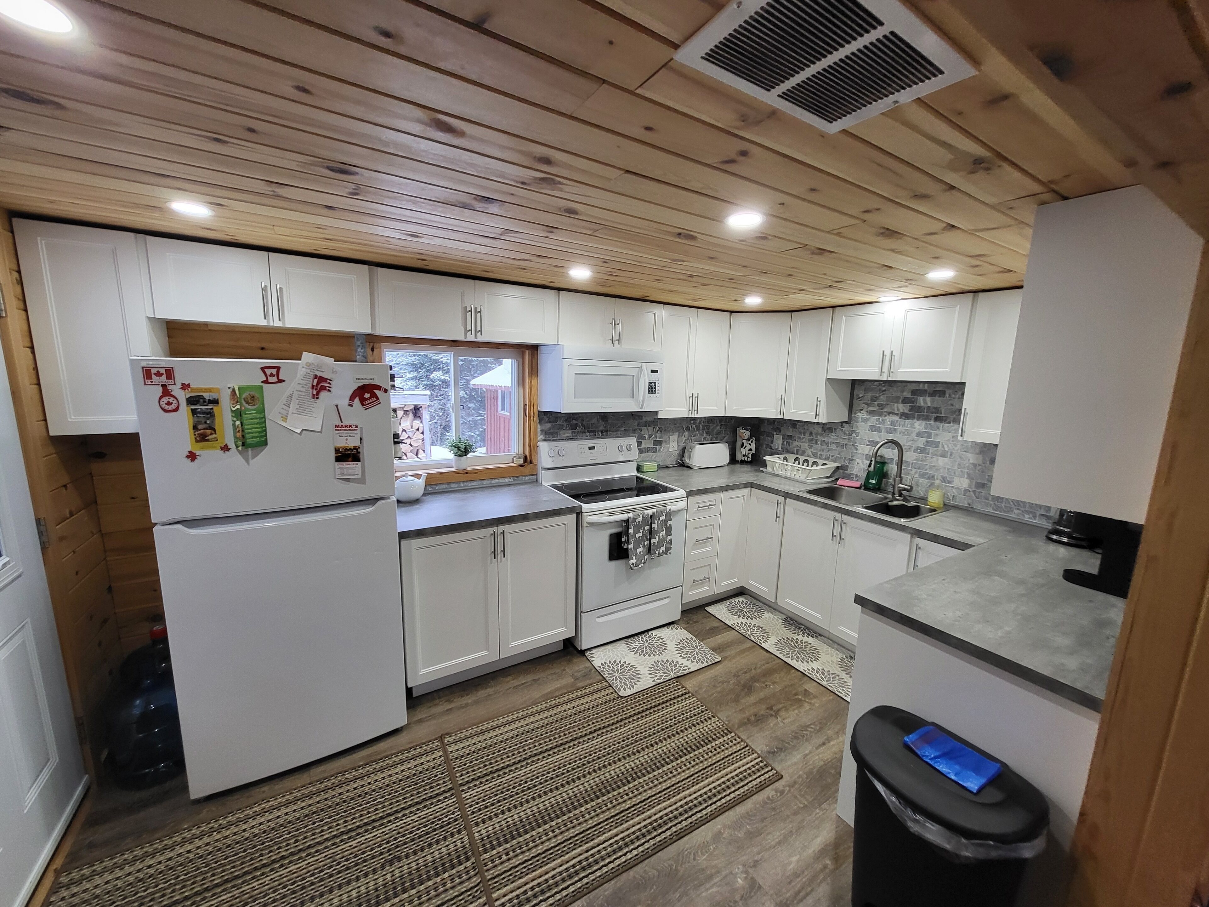 Micro-ondes, four, plaque de cuisson, serviettes en papier