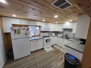 Een microgolfoven, een oven, een kookplaat, keukenpapier