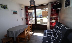 Living area - East-facing Studio (Tignes)