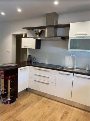 Kühlschrank, Mikrowelle, Ofen, Herdplatte