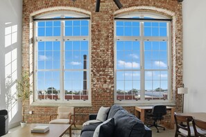 TV, fireplace - Stylish + Comfortable Apt Close to DT GVL (Greenville)