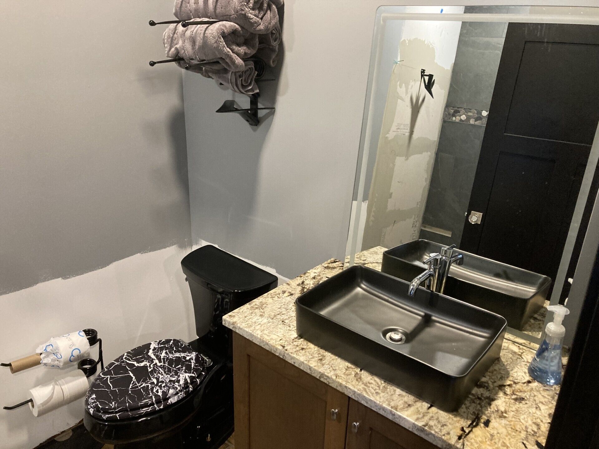 シャワー、タオル、トイレットペーパー