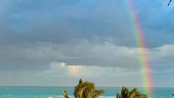 Chaises longues, serviettes de plage