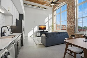 Coffee/tea maker, fridge, microwave, oven - Bright, Spacious 1BD Apt Close to DT GVL (Greenville)