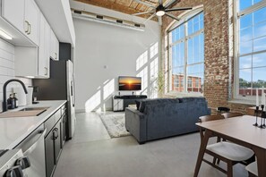 Réfrigérateur, four à micro-ondes, un four, surface de cuisson