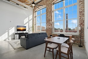 Interior - Bright, Spacious 1BD Apt Close to DT GVL (Greenville)