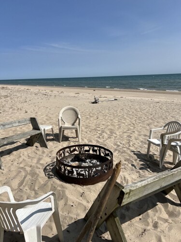 “Stanley's Cozy Beach Cottage  – Steps from the Shore”