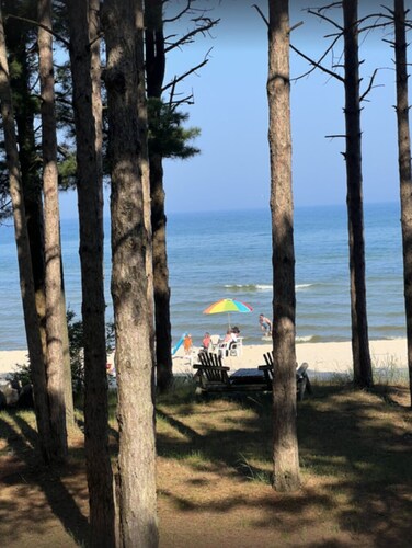 “Stanley's Cozy Beach Cottage – Steps from the Shore”