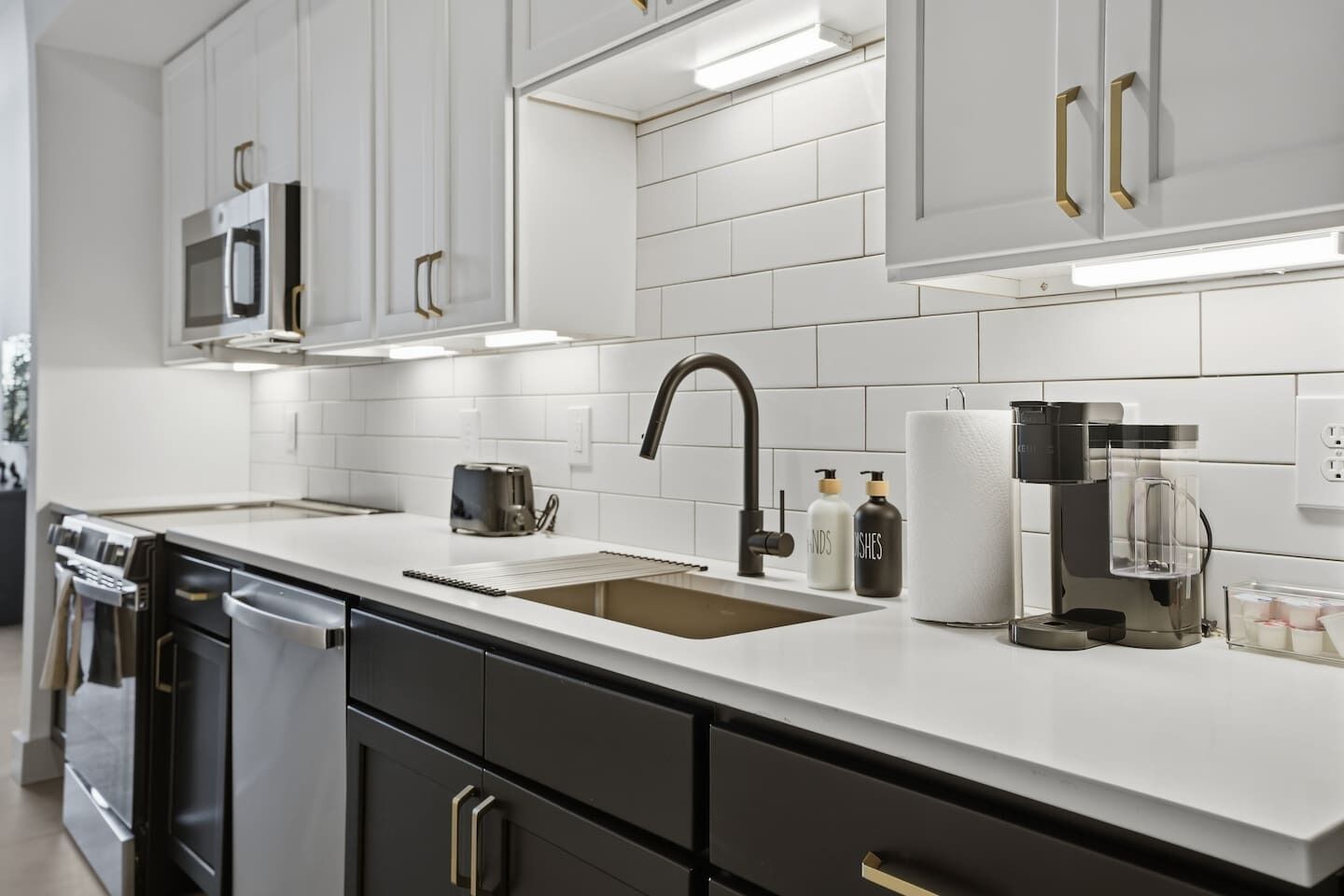 Réfrigérateur, micro-ondes, four, plaque de cuisson