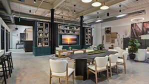 Ein modernes Interieur mit Essbereich, Bücherregalen und Fernseher.