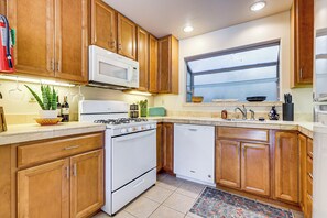 Fridge, microwave, stovetop, dishwasher - Redwoods Escape w/ Hot Tub: Near Russian River! (Guerneville)
