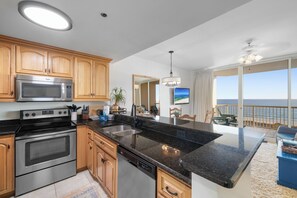 Fridge, microwave, oven, stovetop - The Beach Club 609C by Liquid Life (Gulf Shores)