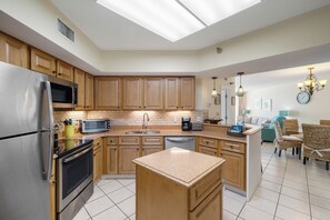 Fridge, microwave, oven, stovetop - Bluewater 402 by Liquid Life (Orange Beach)