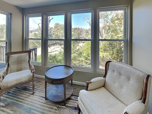 تلفزيون ذكي، مدفأة، ألعاب فيديو، كرة قدم الطاولة