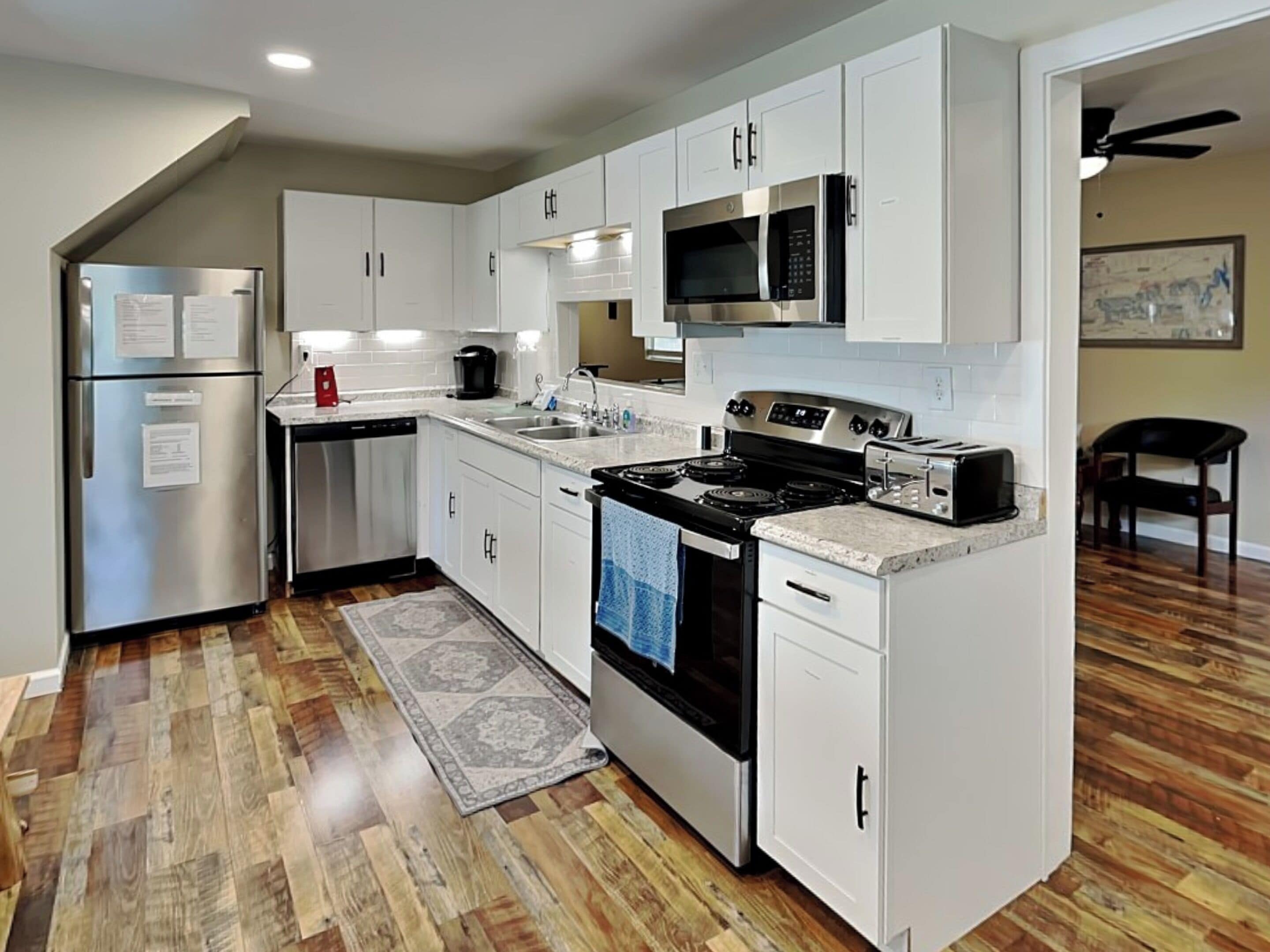 Jääkaappi, mikroaaltouuni, uuni, liesi