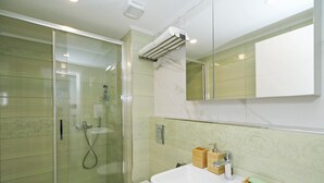 Apartment | Bathroom | Shower, hair dryer - Studio O - Studio With Sea View (Dubrovnik)