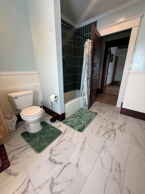 Håndklær, såpe og toalettpapir