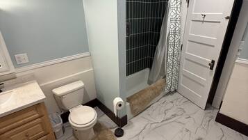 Pyyhkeet, saippua, vessapaperi