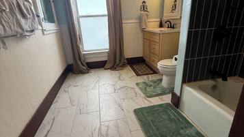 Håndklær, såpe og toalettpapir