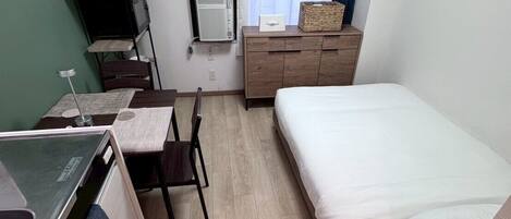 1 habitación, tabla de planchar con plancha, wifi gratis y ropa de cama