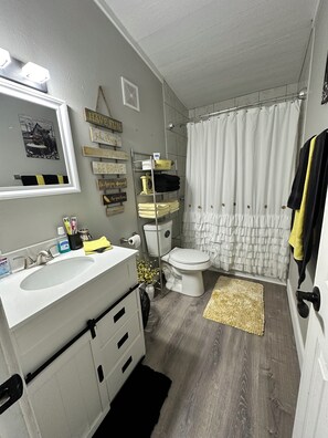 Een haardroger, handdoeken, zeep, shampoo