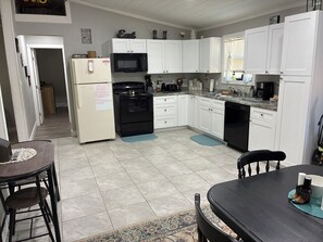 Kylskåp, mikrovågsugn, ugn och spishäll