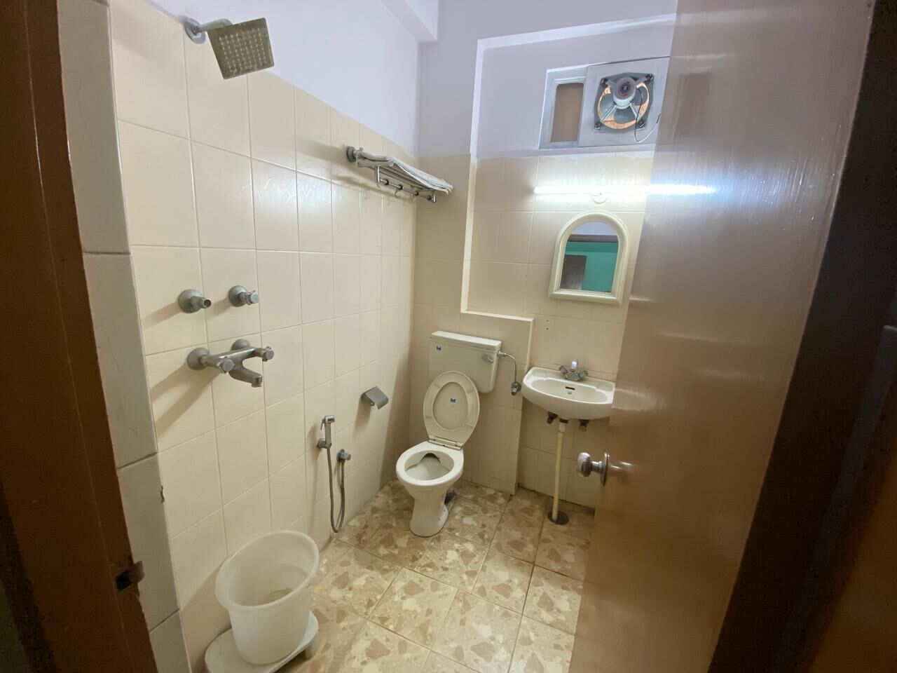 Habitación Deluxe doble | Baño | Artículos de higiene personal gratuitos, toallas, jabón y champú