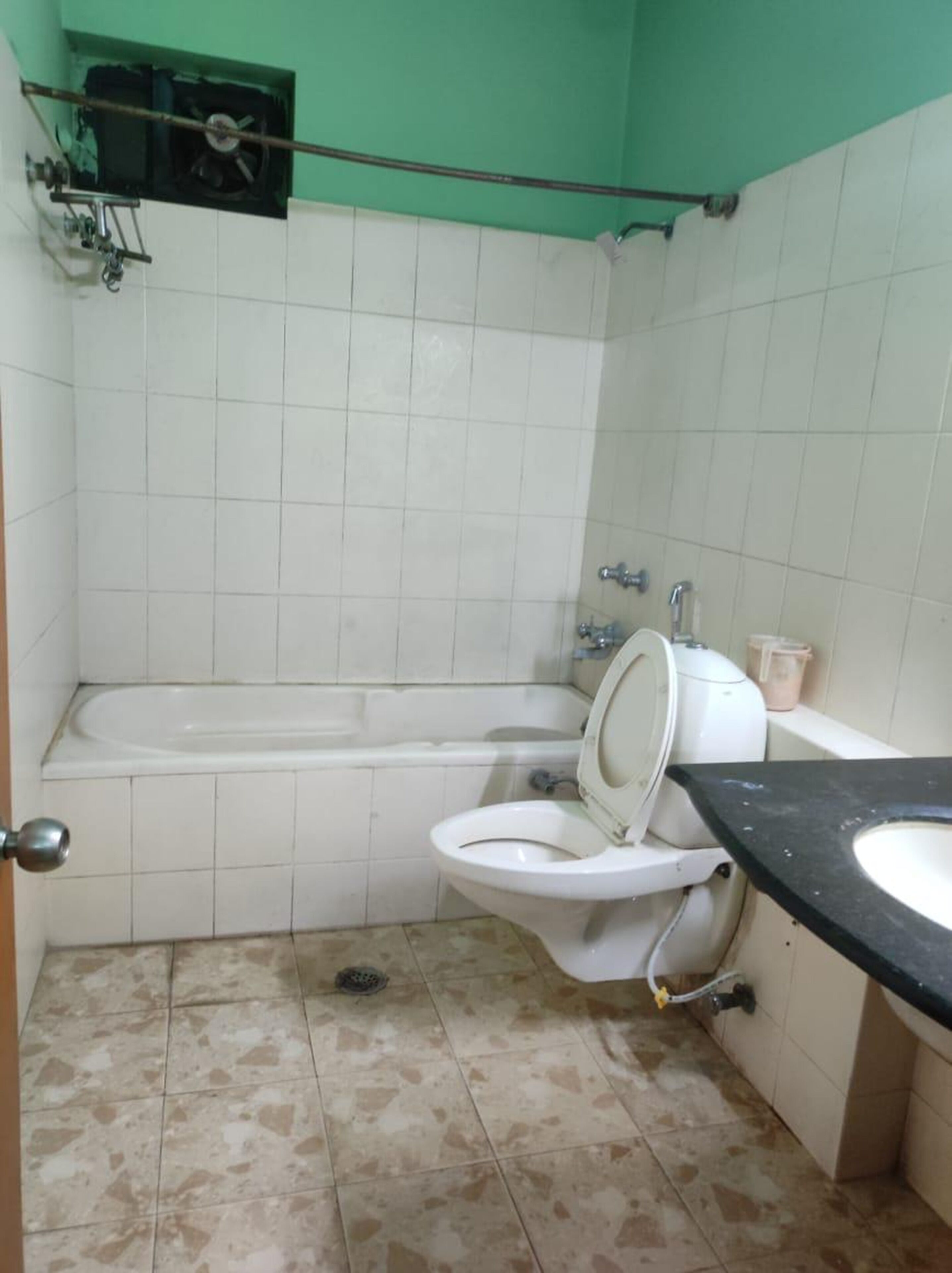 Un baño con bañera, inodoro y lavabo.