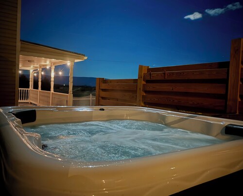 Farmhouse • Pool • Hot Tub • Fire Pit • Sauna • Mountain Views