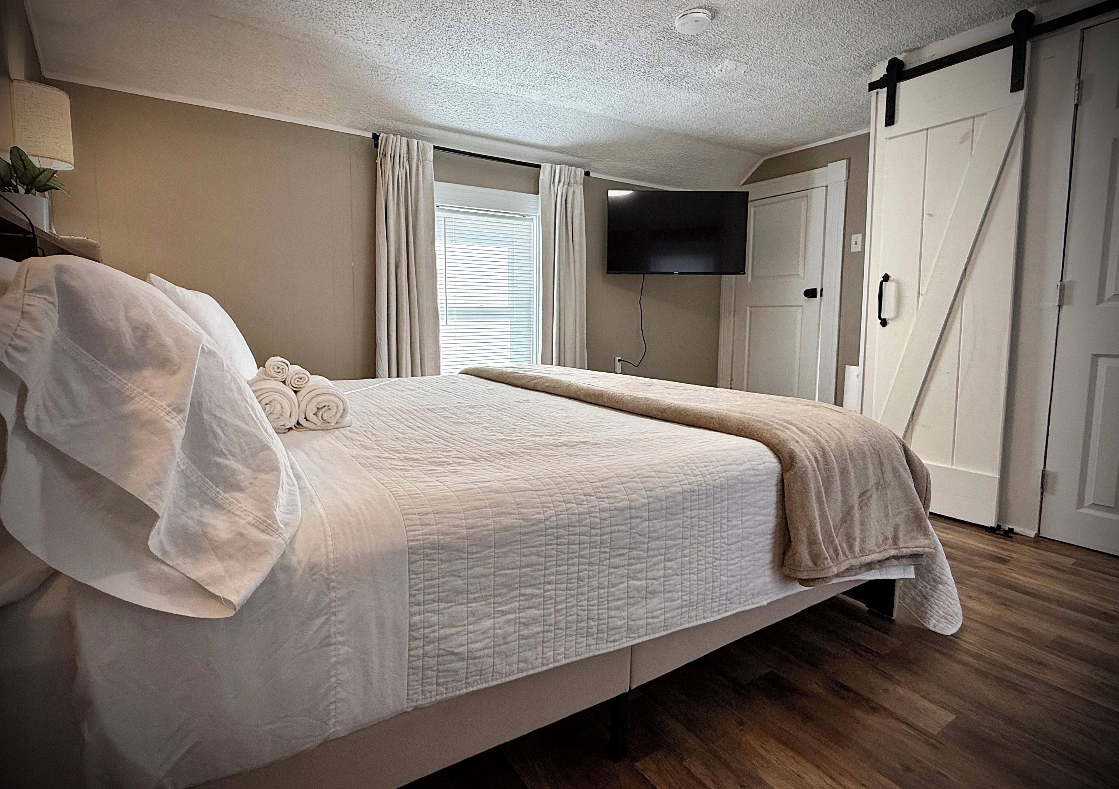 3 多间卧室、办公桌、WiFi、床单