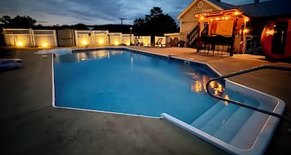 Farmhouse • Ski • Hot Tub • Fire Pit • Sauna • Mountain Views