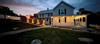 Farmhouse • Ski • Hot Tub • Fire Pit • Sauna • Mountain Views