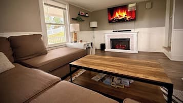 Smart-TV, Kamin, Bücher