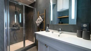 Unclassified image, 2 of 3, button - Modern 3-room Apartment With Terrace in the Heart of Cannes (Cannes)