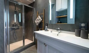 Hair dryer, towels - Modern 3-room Apartment With Terrace in the Heart of Cannes (Cannes)
